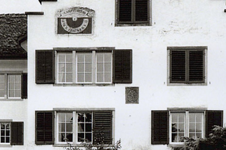 Sonnenuhr an der Südfassade Juli 1989. Foto: Denkmalpflege des Kt. Zürich