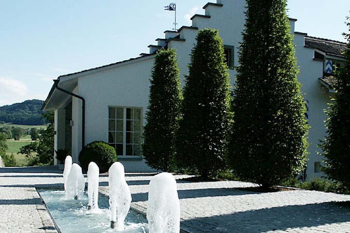 Vorfahrt mit Springbrunnen auf der Nordseite des Schlosses.