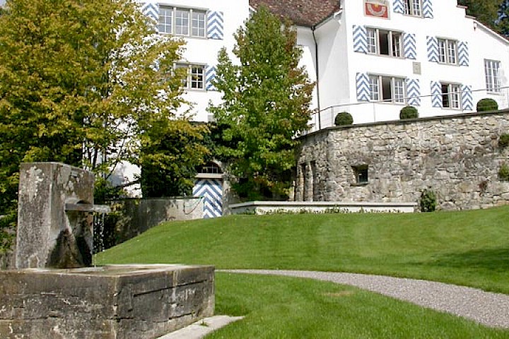 Park mit altem Brunnen im Südwesten.