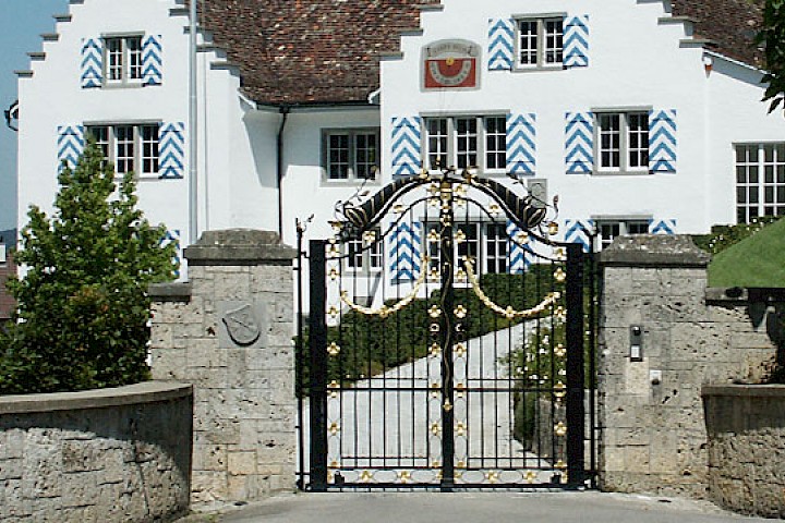 Haupt-Eingangstor und Zufahrt zum Schloss und zur unterirdischen Garage.