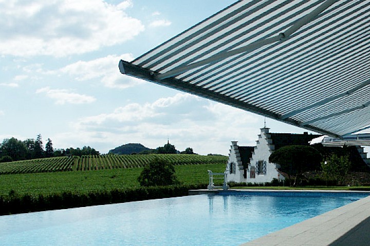 Badegarten mit Blick auf die Südfassade des Schlosses.